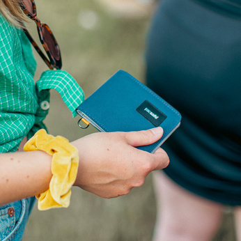 Mały Portfel RFID Pacsafe - Granatowy