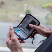 Portfel męski mały RFID Pacsafe V100 czarny