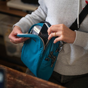 Torba na ramię antykradzieżowa Pacsafe LS100 - turkusowa