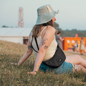 Torebka antykradzieżowa miejska Pacsafe Go Lunar - czarna