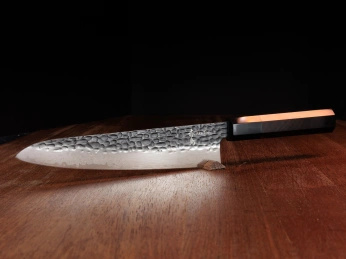Nóż szefa kuchni z grawerem Aka Tori ze stali damasceńskiej 8" - Tokyo Black