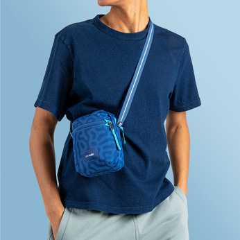 Torebka miejska na ramię antykradzieżowa Pacsafe Go - niebieska